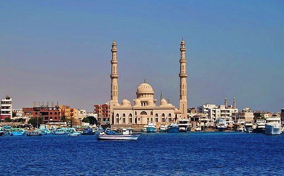 Al-Mina-Moschee und koptische Kathedrale von St. Shenouda